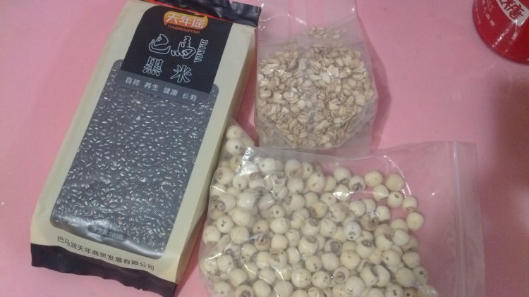 黑米莲子杂粮粥步骤1