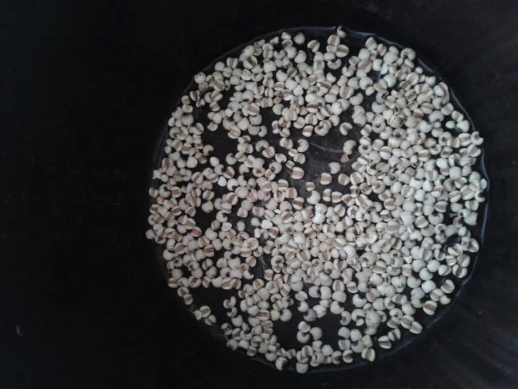 红豆薏米莲子粥步骤1