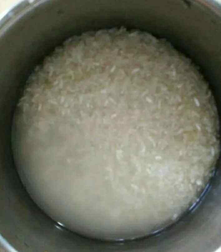 猪肝粉肠瘦肉粥步骤1
