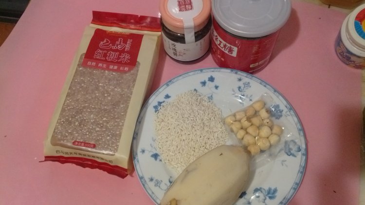 玫瑰香红米莲藕粥步骤1