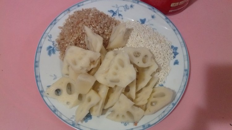 玫瑰香红米莲藕粥步骤2
