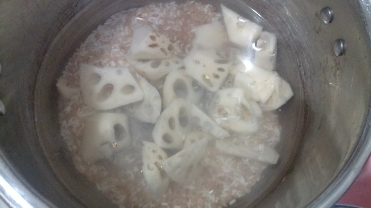 玫瑰香红米莲藕粥步骤5