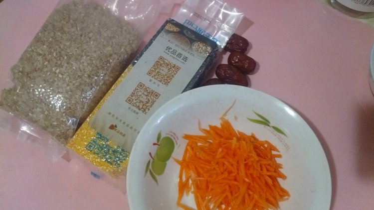 胡萝卜牛奶玉米糊步骤1