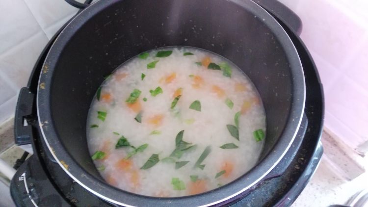 胡萝卜瑶柱粥步骤7