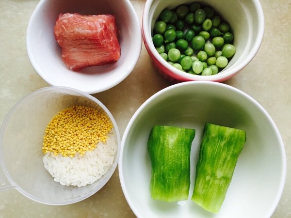 青豆瘦肉小米粥步骤1