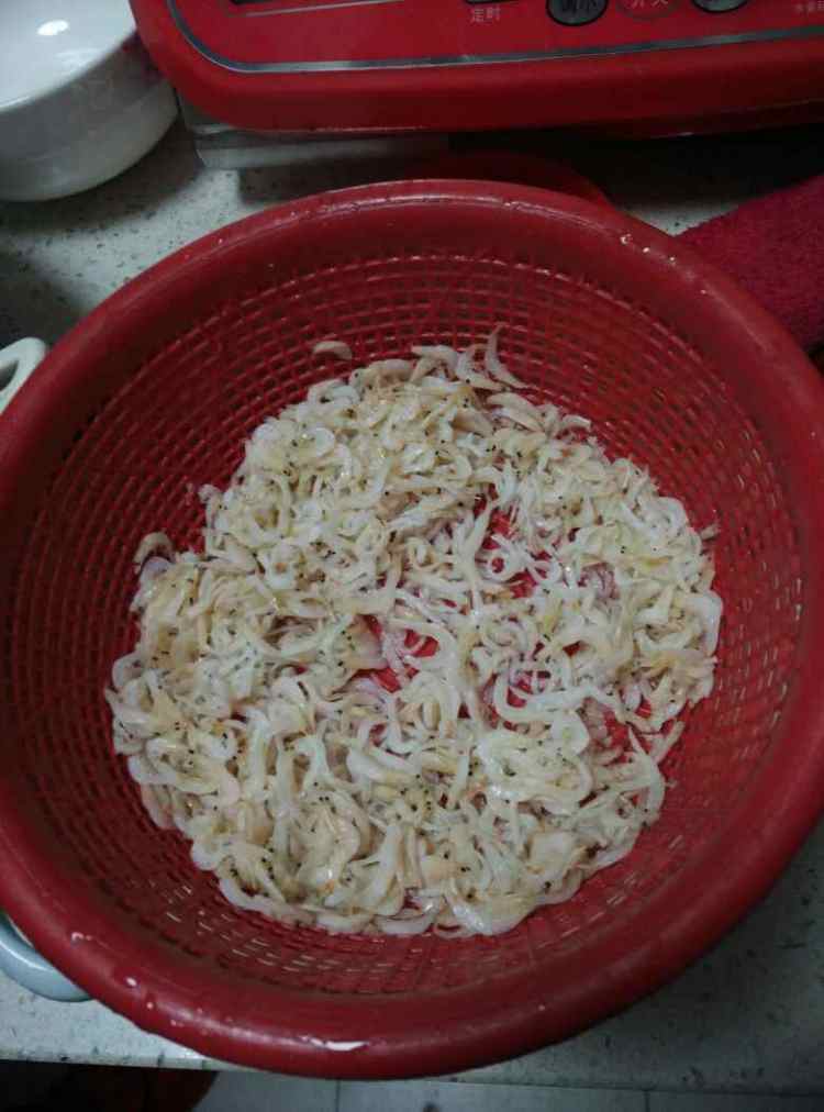菠菜银鱼牛肉粥步骤1