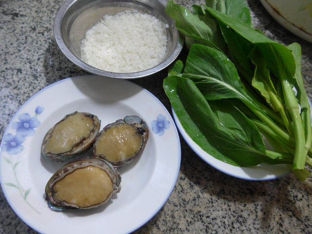 油菜蕻鲍鱼大米粥步骤1