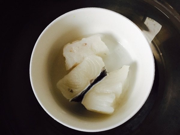 菠菜豆腐鳕鱼小米粥步骤1