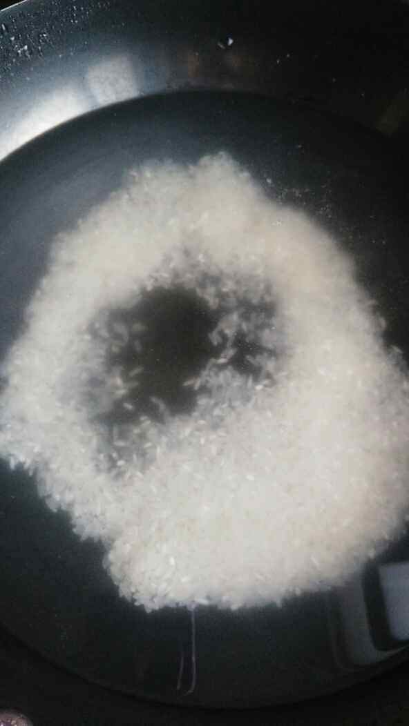 牛奶葡萄干米粥步骤1