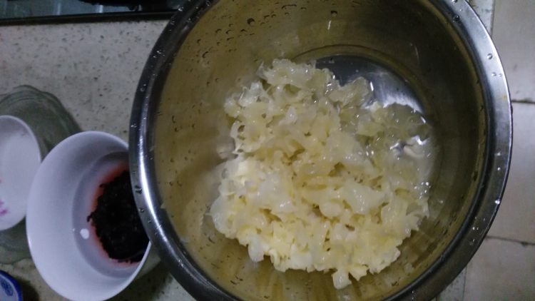 银耳黑米粥步骤1