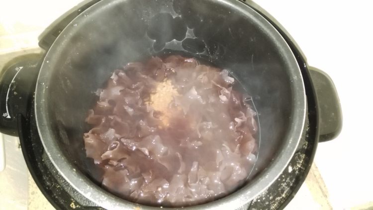 银耳黑米粥步骤3