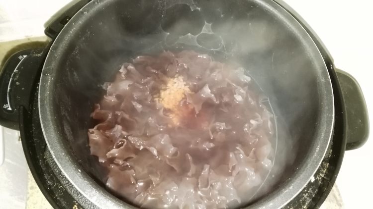 银耳黑米粥步骤5