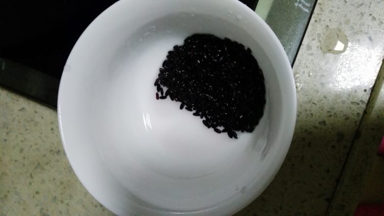 银耳黑米粥步骤2
