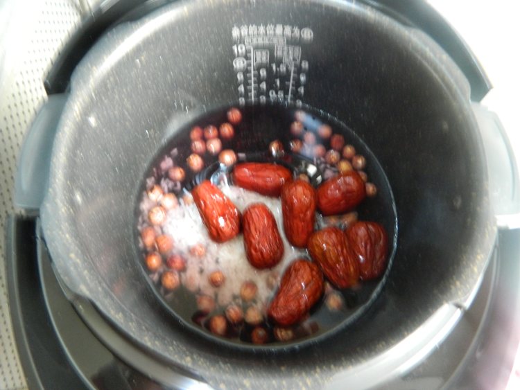莲子红枣黑米粥步骤2