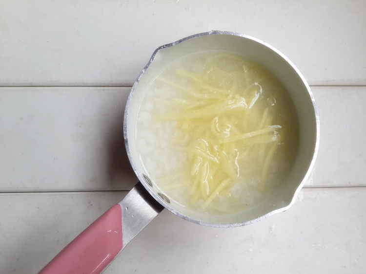土豆鲜虾米糊步骤1