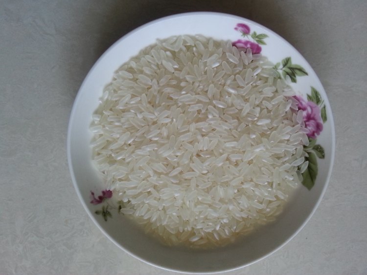 大米绿豆百合莲子粥步骤1