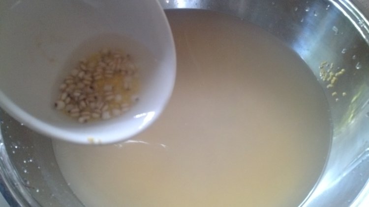 山药鹌鹑蛋小米粥步骤5