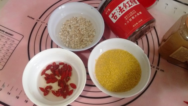 山药鹌鹑蛋小米粥步骤4