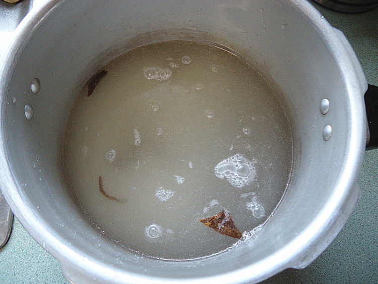 咸猪肉煲红萝卜粥步骤5
