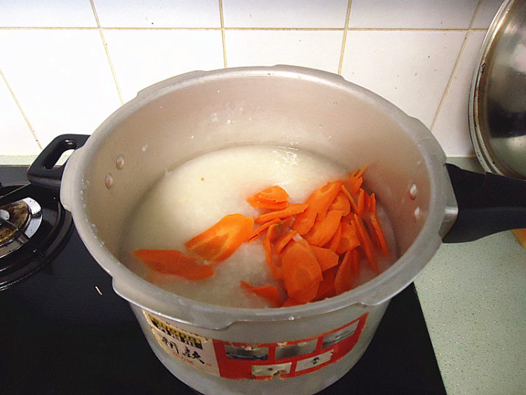 咸猪肉煲红萝卜粥步骤9