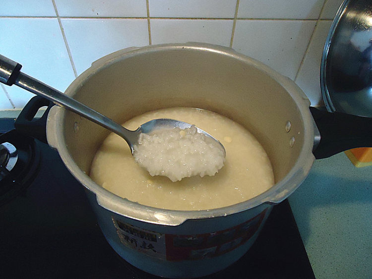 咸猪肉煲红萝卜粥步骤6