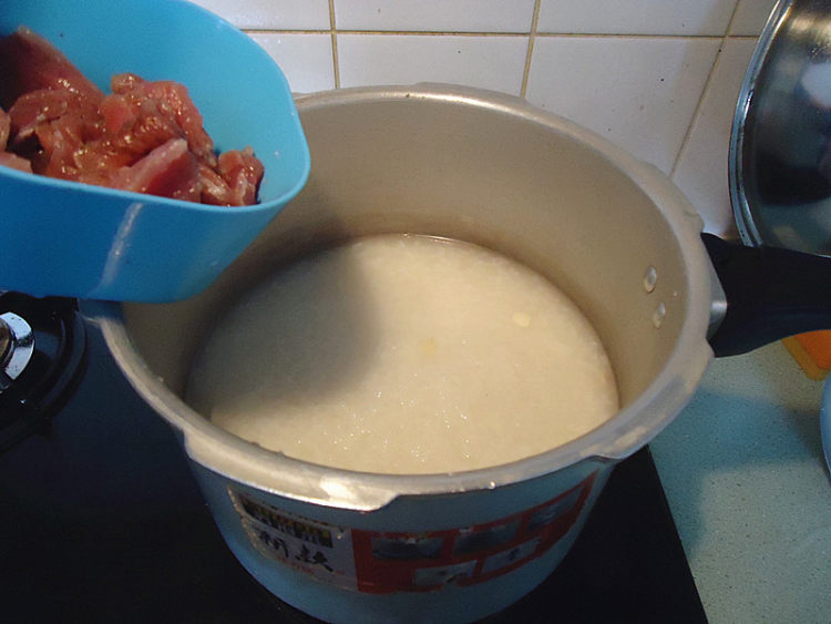 咸猪肉煲红萝卜粥步骤7