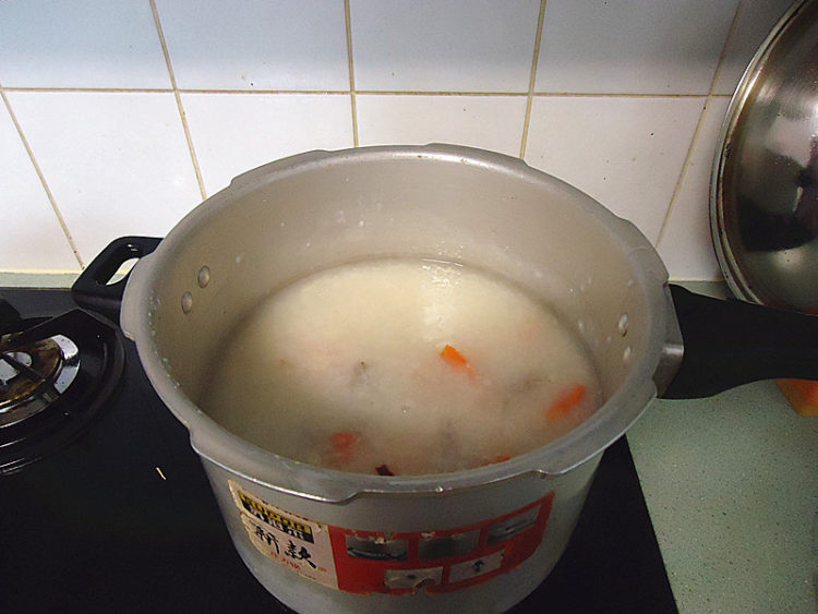 咸猪肉煲红萝卜粥步骤10