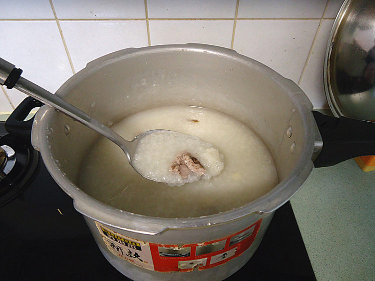咸猪肉煲红萝卜粥步骤8