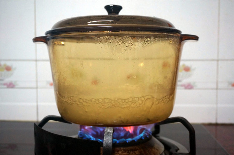 焖烧腊鸭头稀饭步骤5
