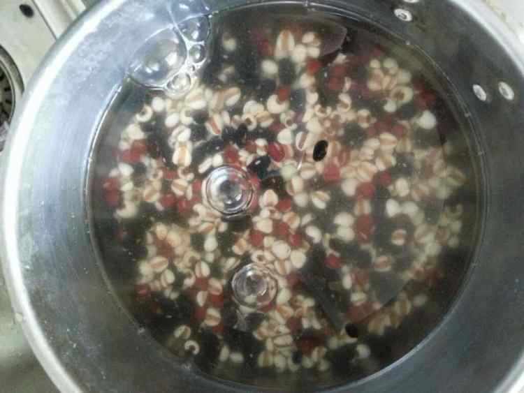 薏米红豆黑豆粥步骤4
