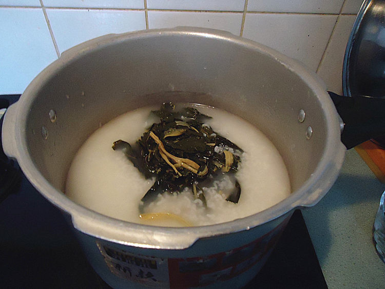 菜干蚝豉粥步骤5