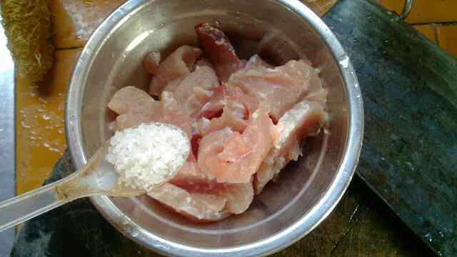 砂锅咸蛋瘦肉粥步骤3