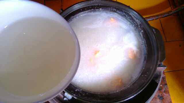 砂锅咸蛋瘦肉粥步骤12