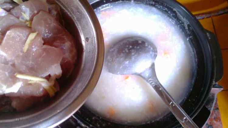 砂锅咸蛋瘦肉粥步骤13