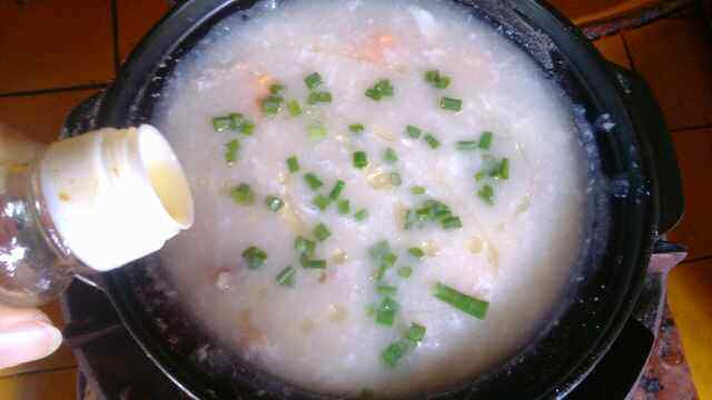 砂锅咸蛋瘦肉粥步骤16