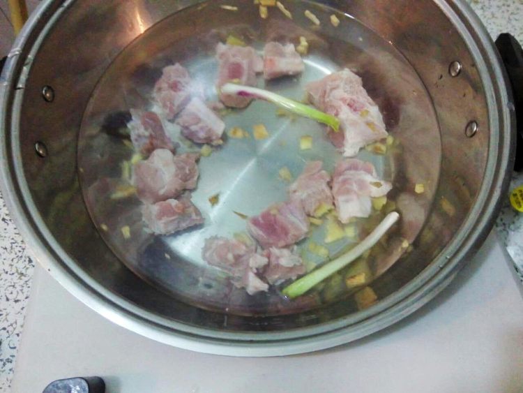 皮蛋排骨粥步骤3