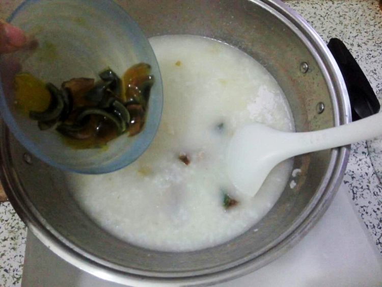 皮蛋排骨粥步骤6