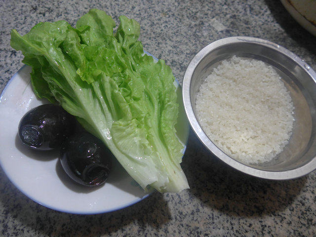 生菜皮蛋大米粥步骤1