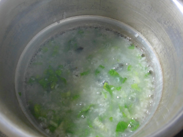 生菜皮蛋大米粥步骤7