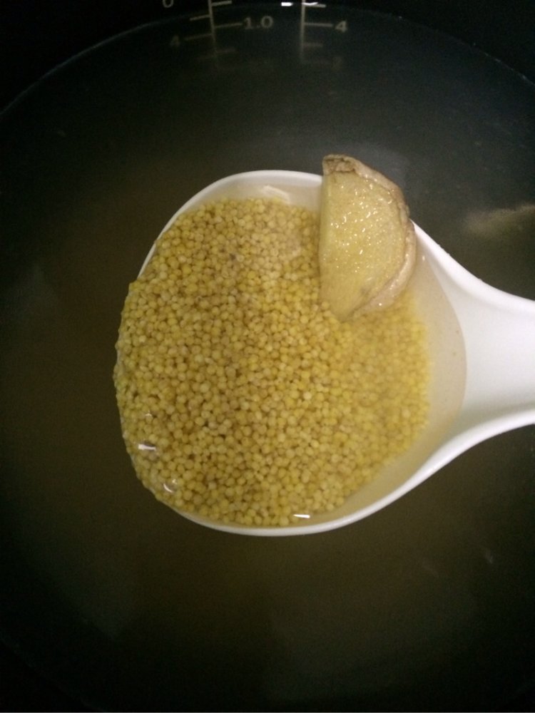 小米鸡腿粥步骤1