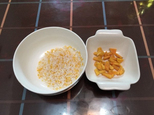 玉米碴番薯粥步骤1