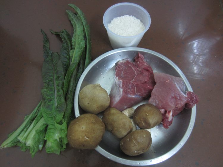 香菇肉末蔬菜粥步骤1