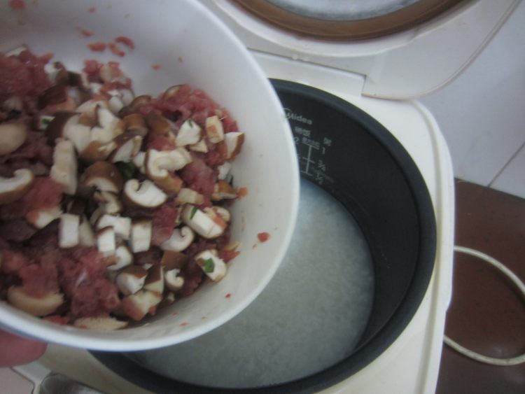 香菇肉末蔬菜粥步骤6