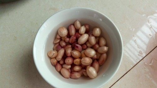 花生鱿鱼瘦肉粥步骤2