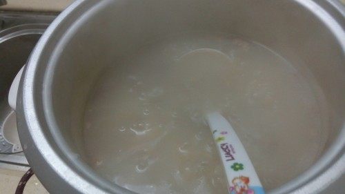 花生鱿鱼瘦肉粥步骤9