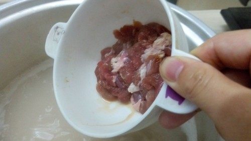 花生鱿鱼瘦肉粥步骤8