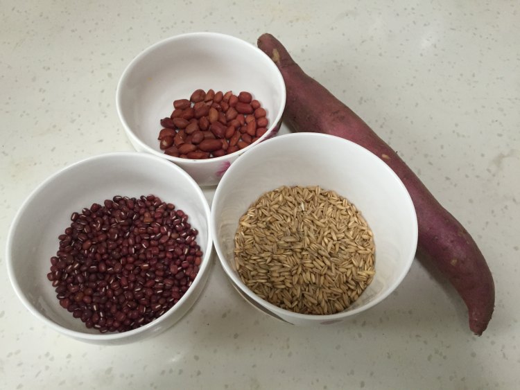 红豆莜麦粒粥步骤1
