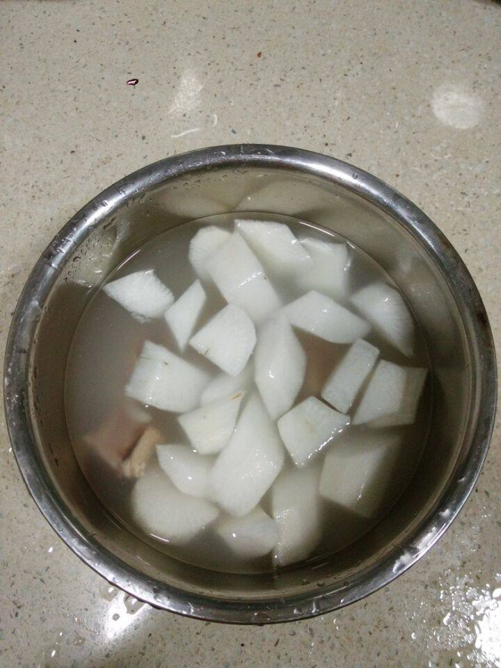萝卜排骨粥步骤2