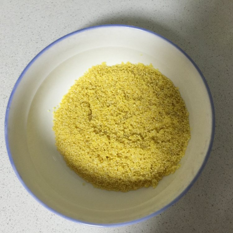铁皮石斛枸杞小米粥步骤1