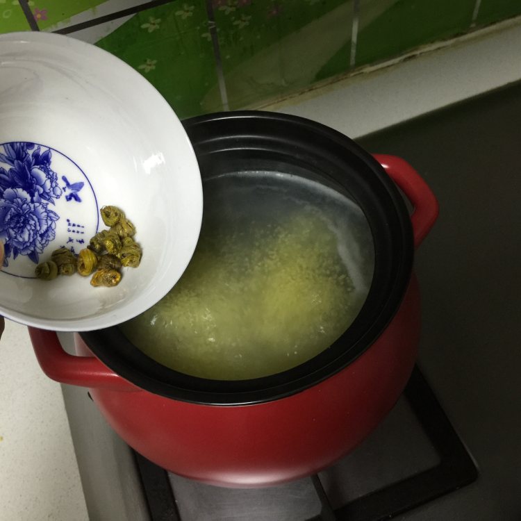 铁皮石斛枸杞小米粥步骤5